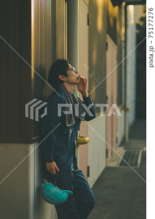 タバコと労働者 タバコと労働者 75177276