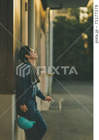 タバコと労働者 タバコと労働者 75177278