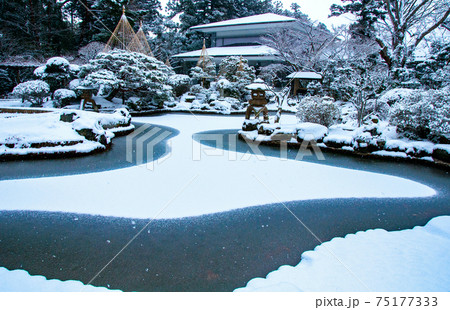 仙台　北山　輪王寺の日本庭園　池の雪模様 75177333