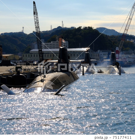 横須賀港 出港間近の潜水艦隊 横須賀港 出港間近の潜水艦隊 75177411