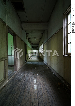 廃墟　山梨県　江草小学校　廃校　教室　音楽室 75177468