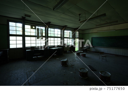 廃墟 山梨県 江草小学校 廃校 教室 音楽室 廃墟 山梨県 江草小学校 廃校 教室 音楽室 75177650