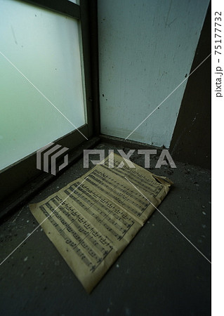 廃墟 山梨県 江草小学校 廃校 教室 音楽室 廃墟 山梨県 江草小学校 廃校 教室 音楽室 75177732