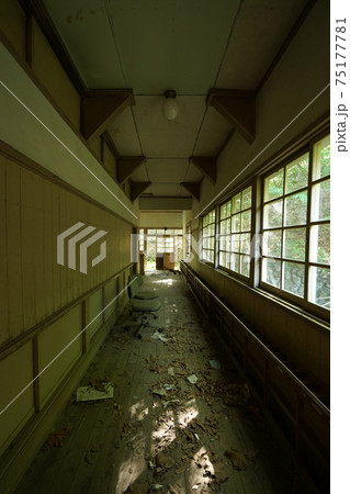 廃墟 山梨県 江草小学校 廃校 教室 音楽室の写真素材
