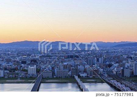 大阪府 都市風景 淀川の夕景 大阪府 都市風景 淀川の夕景 75177981