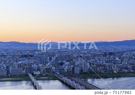 大阪府　都市風景　淀川の夕景 75177982