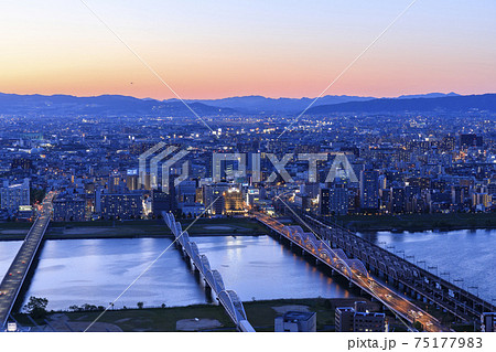 大阪府　都市風景　淀川の夕景 75177983