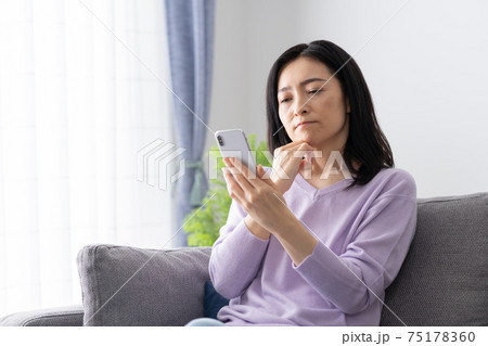 スマホを操作するミドル女性 75178360