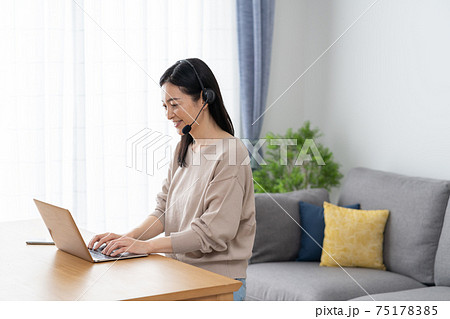 家で仕事をするミドル女性 75178385