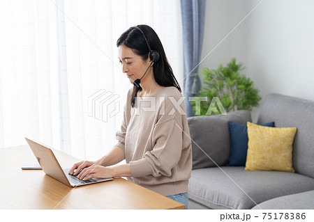 家で仕事をするミドル女性 75178386