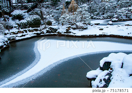 仙台　北山　輪王寺の日本庭園　池の雪模様 75178571