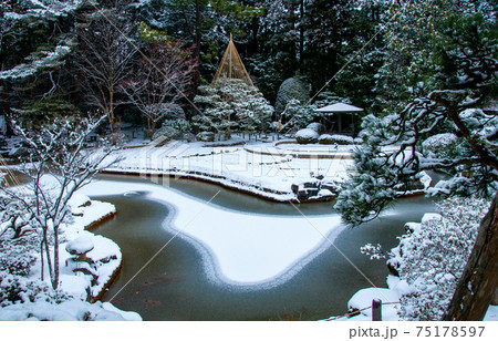 仙台　北山　輪王寺の日本庭園　池の雪模様 75178597