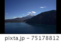 ドローンで本栖湖と富士山を撮影 75178812