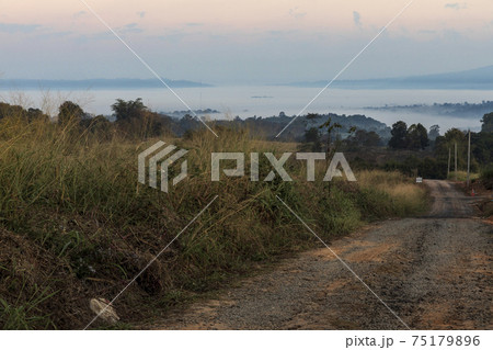 タイ国カオコーの夜明けの風景 75179896