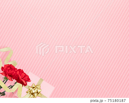 赤いカーネーションとギフトボックスの背景素材 - 複数のバリエーションがあります 赤いカーネーションとギフトボックスの背景素材 - 複数のバリエーションがあります 75180187