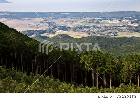 金峯山山頂より南九州市金峰町の街並みを見る 75180188
