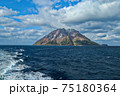 竹島方面から見た硫黄島 75180364