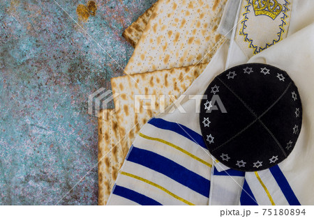 Matzoh jewish holiday bread Jewish family celebrating passover 75180894