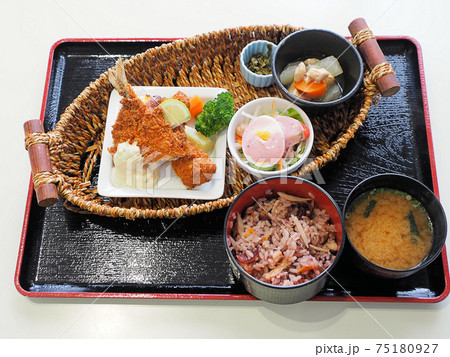 道の駅みはら神明の里にある漁師と農家の台所 キッチン ルマーダの日替わり定食 75180927