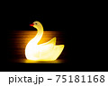 暗い部屋で光る白鳥 75181168