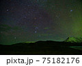 オーロラの残滓漂うアイスランドの夜景 75182176