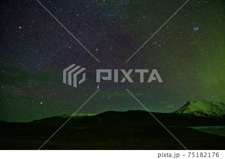 オーロラの残滓漂うアイスランドの夜景 75182176