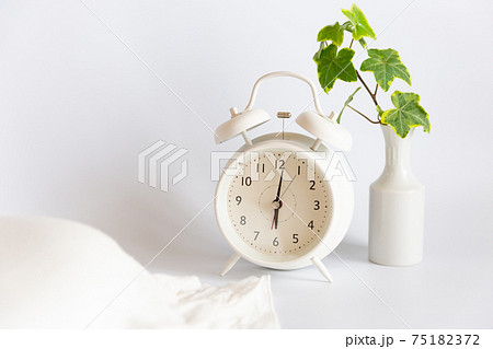早起き 起床イメージ 目覚まし時計と枕 75182372