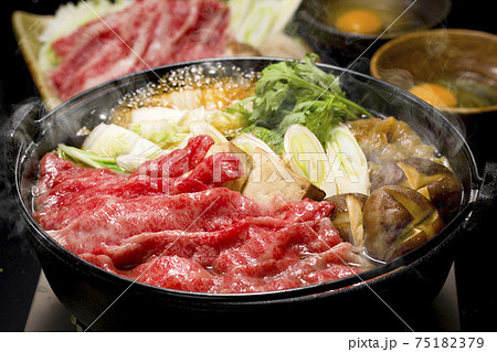 すき焼き　調理 75182379