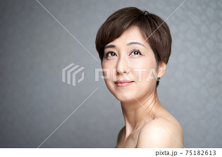 目線を外して微笑む中年の日本人女性 75182613