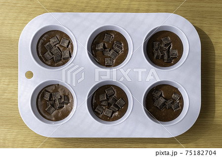 シリコンの型に入れた、チョコレートケーキの生地 75182704