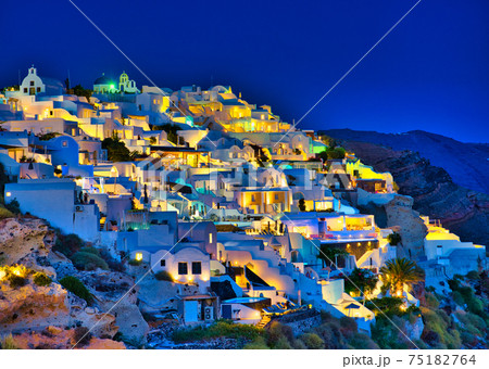 サントリーニ島イアでの夜景 サントリーニ島イアでの夜景 75182764