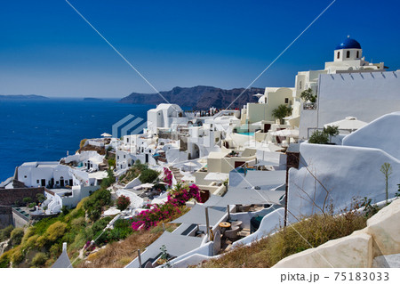 ギリシャサントリーニ島にて青いドームと白い町並みの写真素材