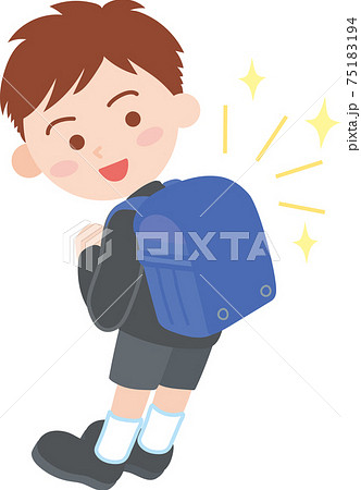 ピカピカの青いランドセルを背負った制服姿の男の子 75183194