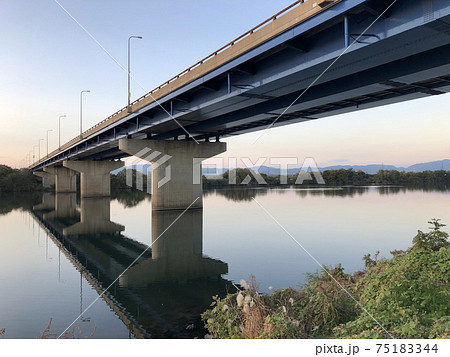 夕暮れの淀川と橋（淀川新橋） 75183344