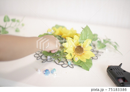 子どもと作った夏の玄関飾り　向日葵のリース作り 75183386