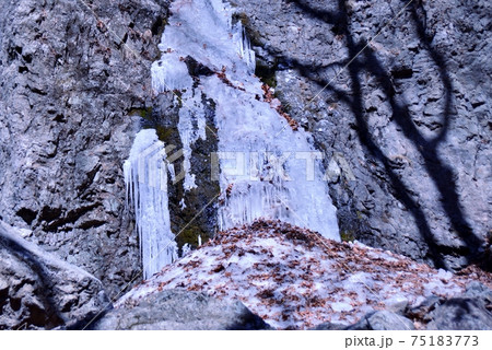崩れて積もった氷と小禅の滝の氷壁 75183773