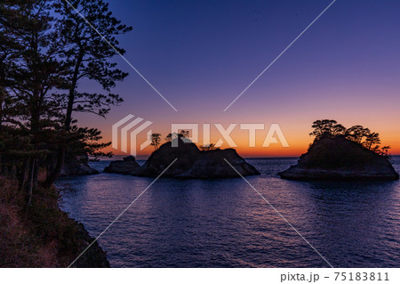 （静岡県）西伊豆・堂ヶ島　日が落ちて 75183811