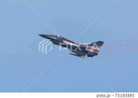 中国空軍J-10八一飛行表演隊低速飛行 75183885