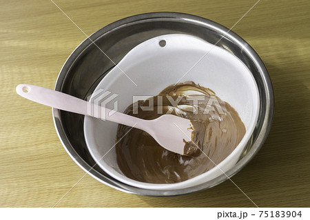 湯せんでチョコレートを溶かす 75183904