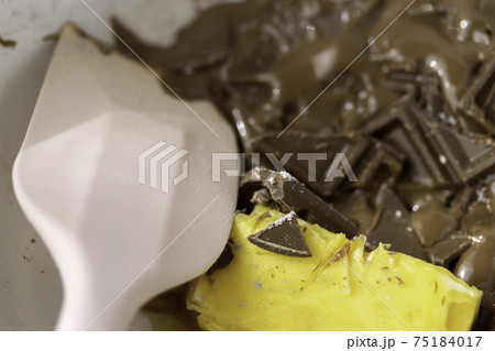 湯せんでチョコレートとバターを溶かす 75184017
