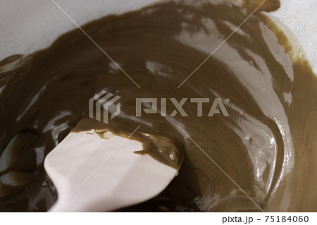 湯せんでチョコレートを溶かす 75184060