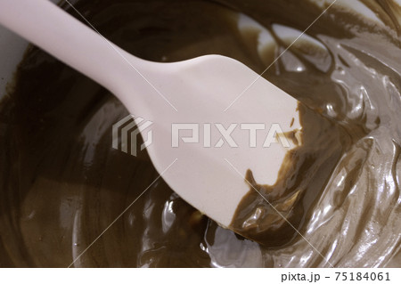 湯せんでチョコレートを溶かす 75184061