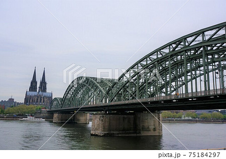ケルン大聖堂とホーエンツォレルン橋の写真素材