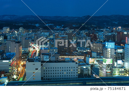岩手山の見える冬の盛岡 75184671