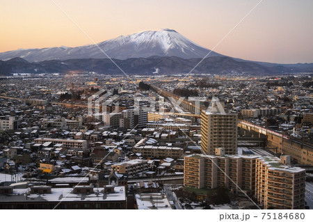 岩手山の見える冬の盛岡 75184680