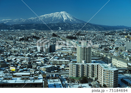 岩手山の見える冬の盛岡 75184694