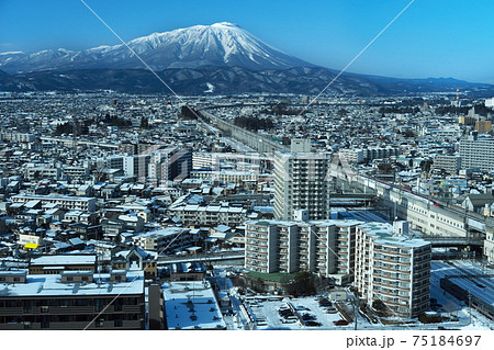 岩手山の見える冬の盛岡 75184697