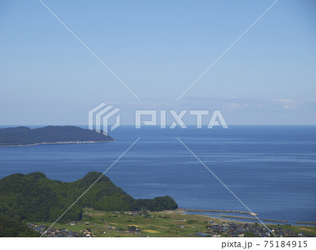 青い海と空が広がる敦賀湾の風景 青い海と空が広がる敦賀湾の風景 75184915
