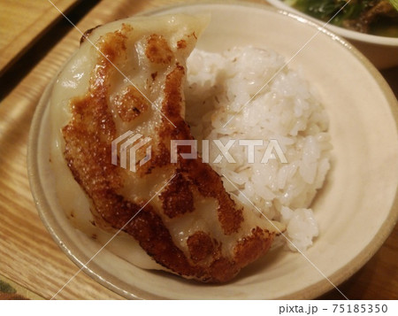 ご飯とおおきい餃子 75185350