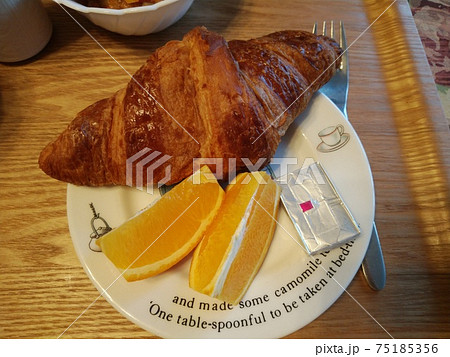 おおきなクロワッサンとチーズ朝食 75185356